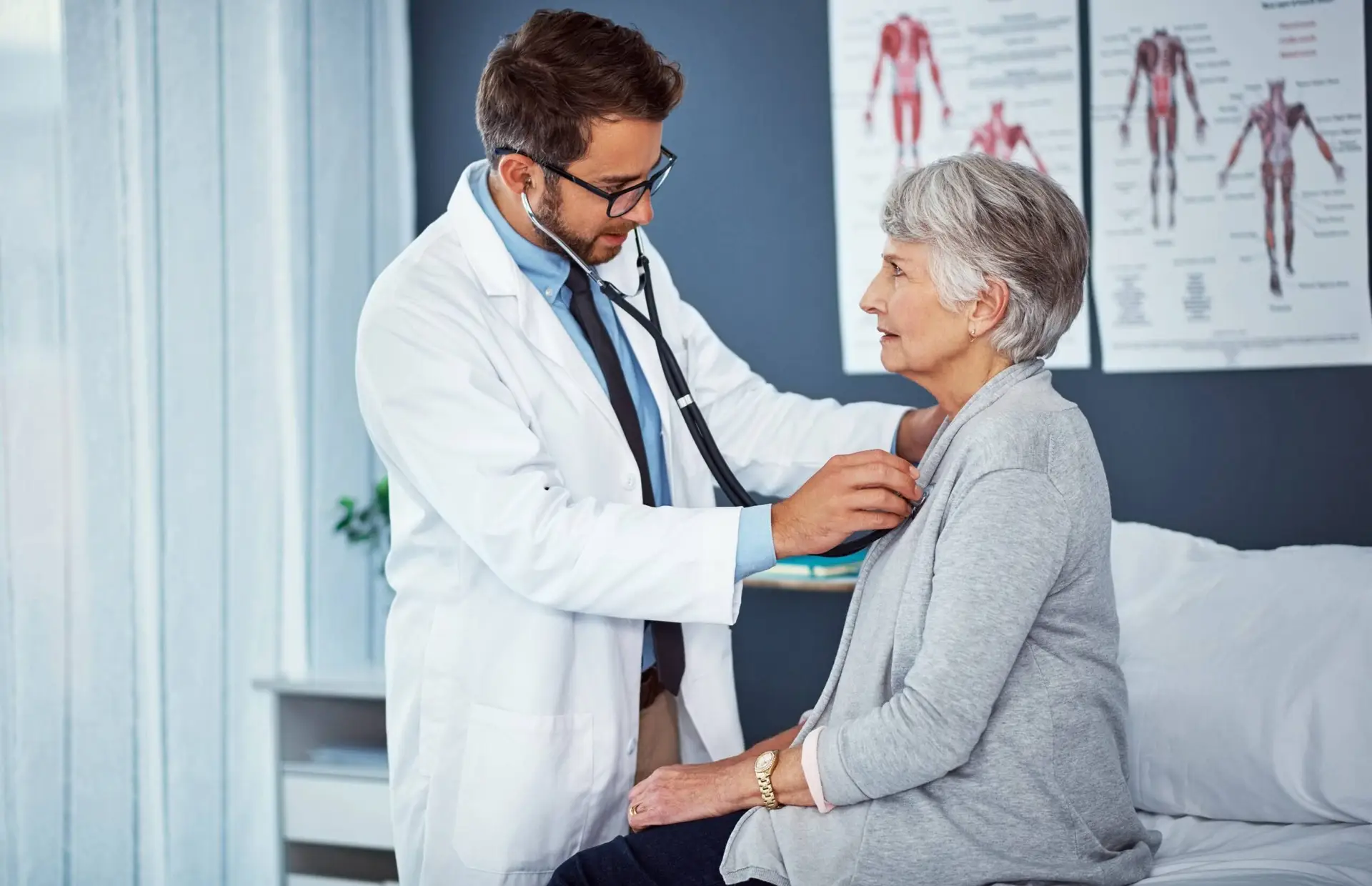 médico examinando paciente