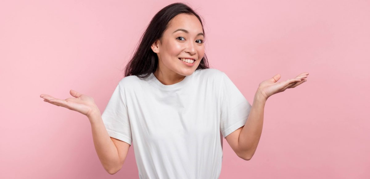 Diferença de onde e aonde: fotografia de uma menina gesticulando com os braços para sinalizar dúvida.