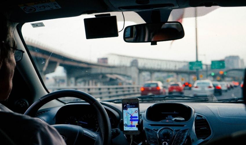 A ”uberização” do trabalho na era tecnológica: precarização ou liberdade?: imagem de um homem dirigindo