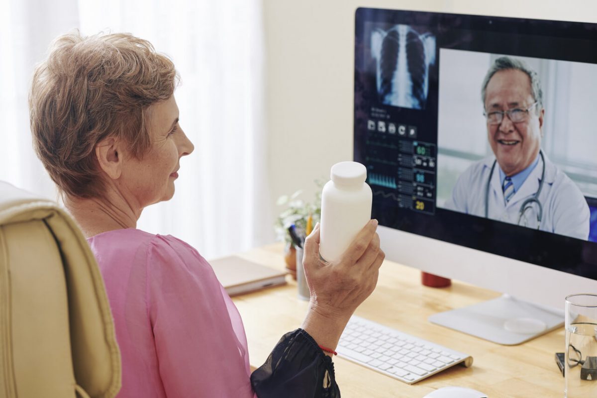 Debate sobre a implementação da telemedicina no Brasil: imagem de uma senhora conversando com o médico pelo computador