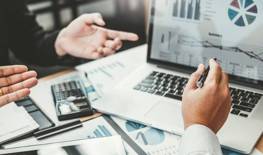 A digitalização da economia: imagem de pessoas mexendo em gráficos