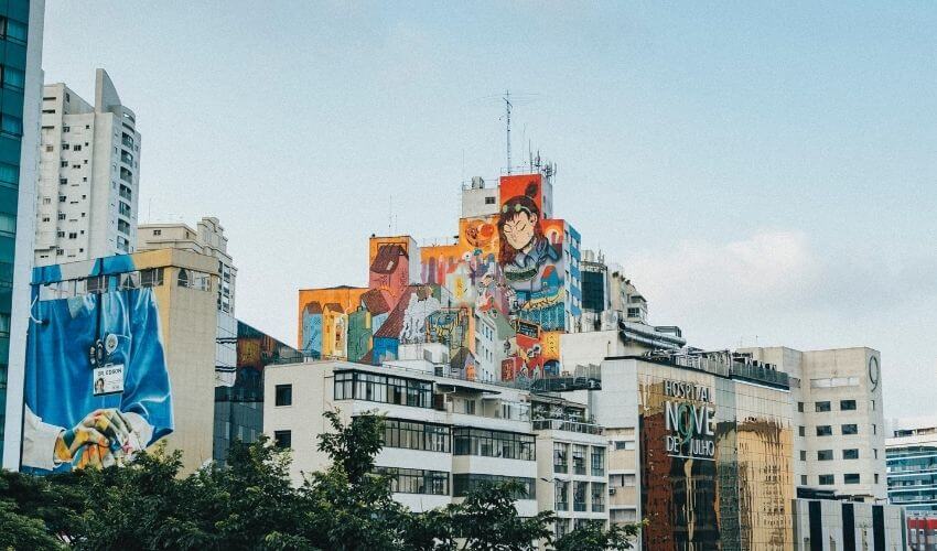 Os desafios para a valorização da arte urbana no Brasil: imagem de artes feitas em paredes de prédios