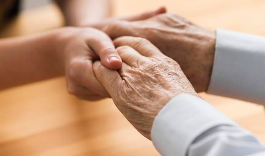 A falta de empatia nas relações sociais no Brasil: duas pessoas segurando as mãos