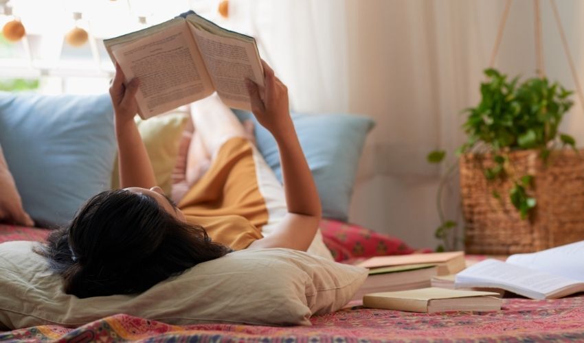 Problemas causados pela possível aprovação da proposta de taxação de livros no Brasil: imagem de uma pessoa deitada lendo
