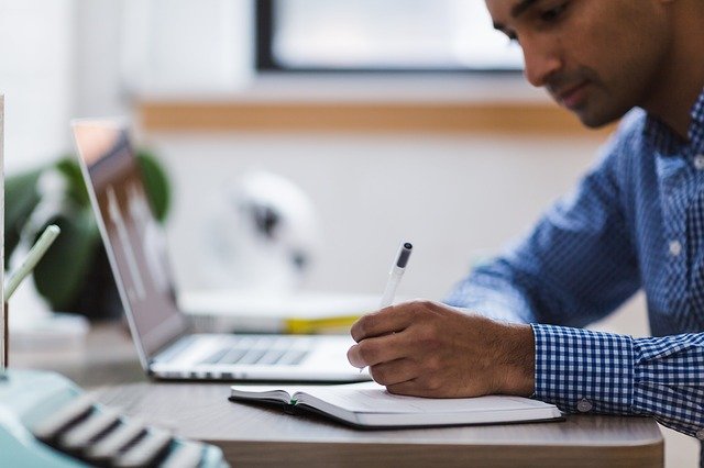 A substituição do caderno por notebooks e tablets: evolução ou atraso cognitivo?
