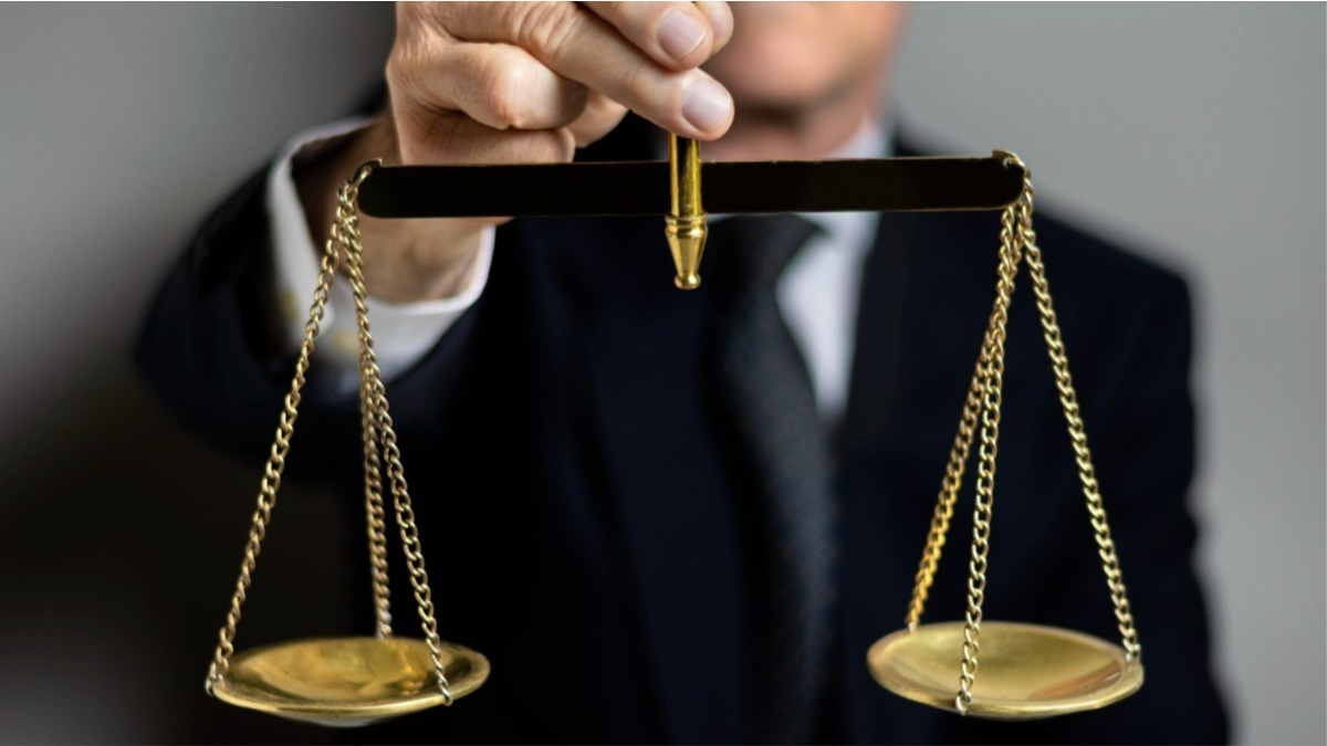 homem com balança da justiça, abuso de poder