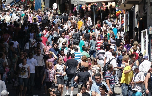 pessoas em um centro de cidade brasileira, miscigenação