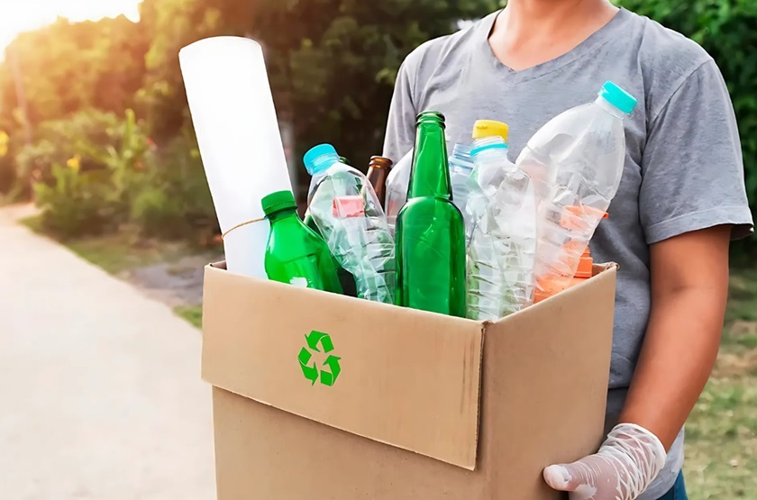 pessoa com caixa de objetos recicláveis, reciclagem