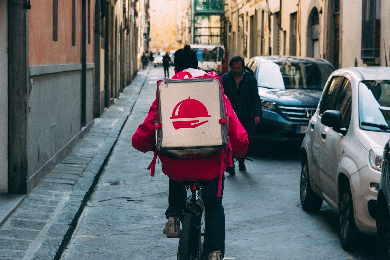 pessoa andando de bicicleta trabalhando