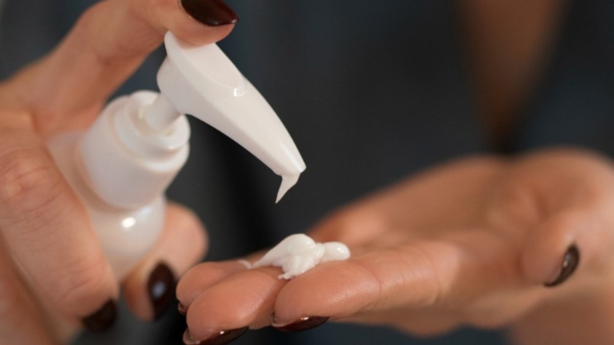 pessoa passando creme, cuidados com a saúde dermatológica