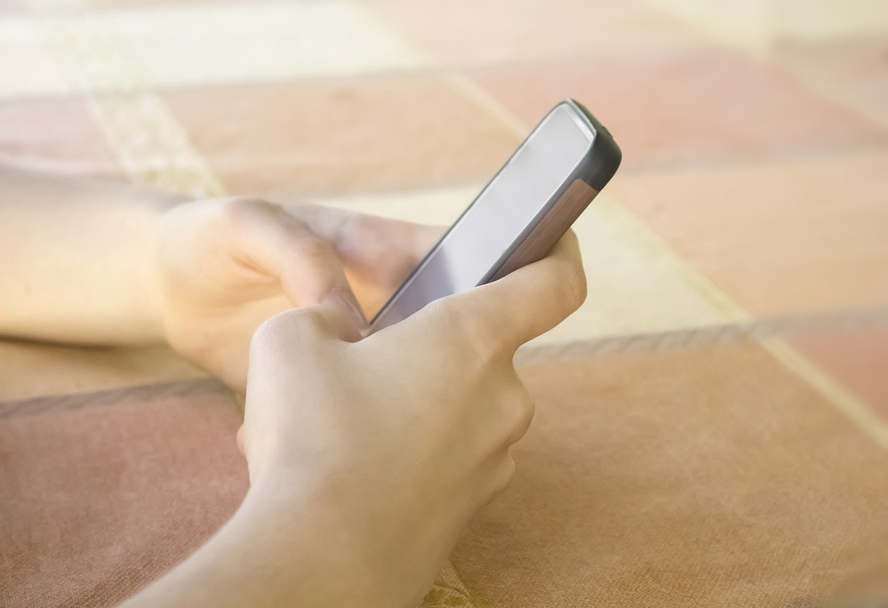 garoto segurando um celular
